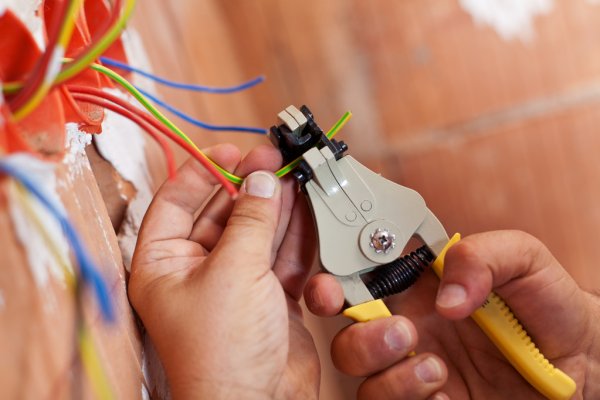 depositphotos_14731059-stock-photo-electrician-peeling-off-wires Dépannage électrique à Kœrich