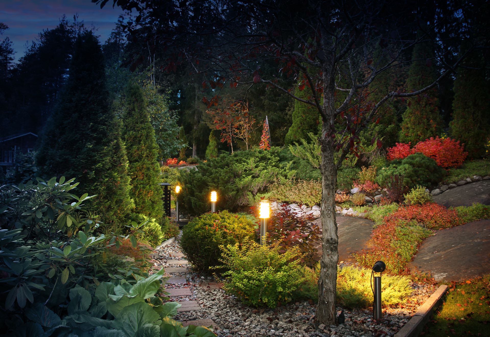 Illuminated home garden path patio lights and plants in autumn evening dusk éclairage extérieur près de Koerich.